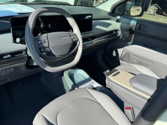 Vehicle image 4 Vehicle image 4