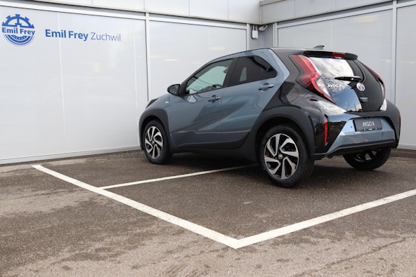 Vehicle image 3