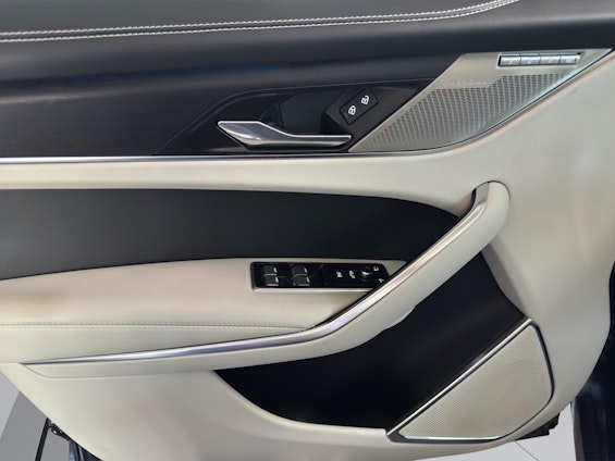 Vehicle image 9 Vehicle image 9