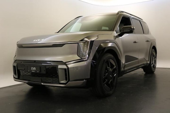 First vehicle image