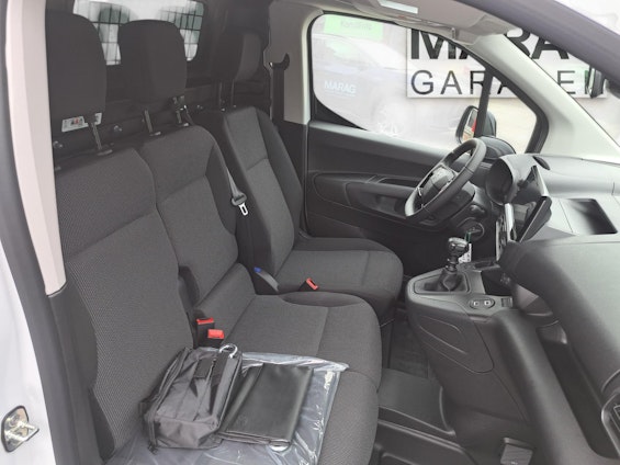 Vehicle image 9 Vehicle image 9