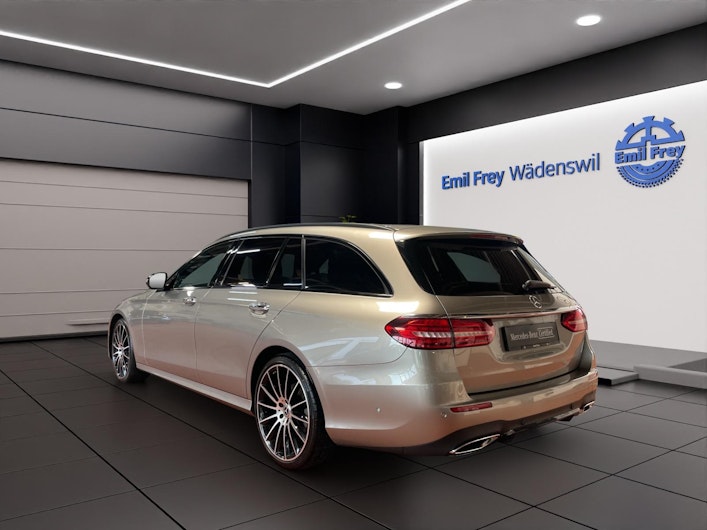 Vehicle image MERCEDES-BENZ E 220