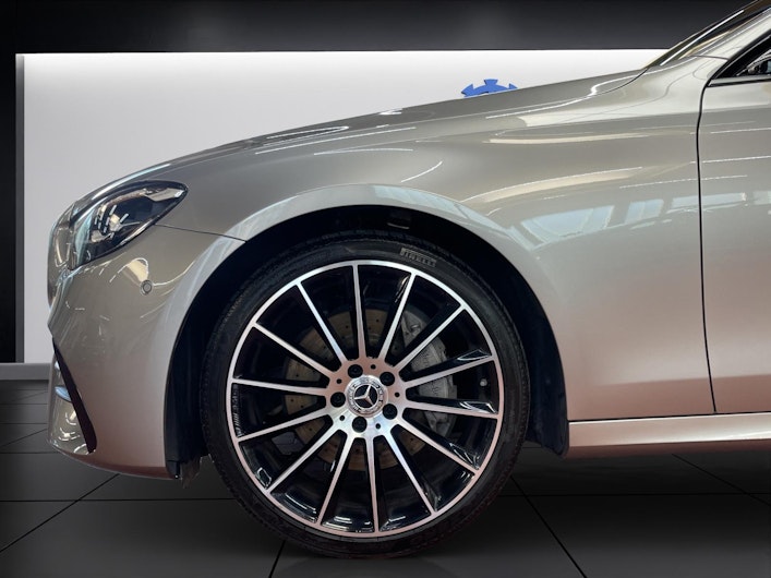 Vehicle image MERCEDES-BENZ E 220