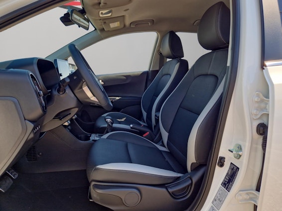 Vehicle image 8 Vehicle image 8