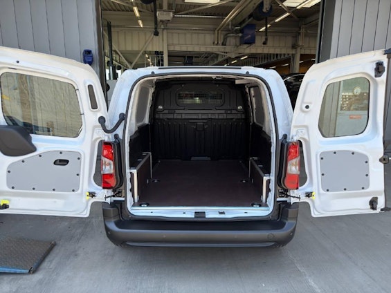 Vehicle image 9 Vehicle image 9