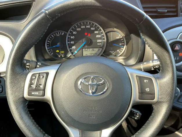 Toyota Yaris 1.5 VVT-i HSD Sol