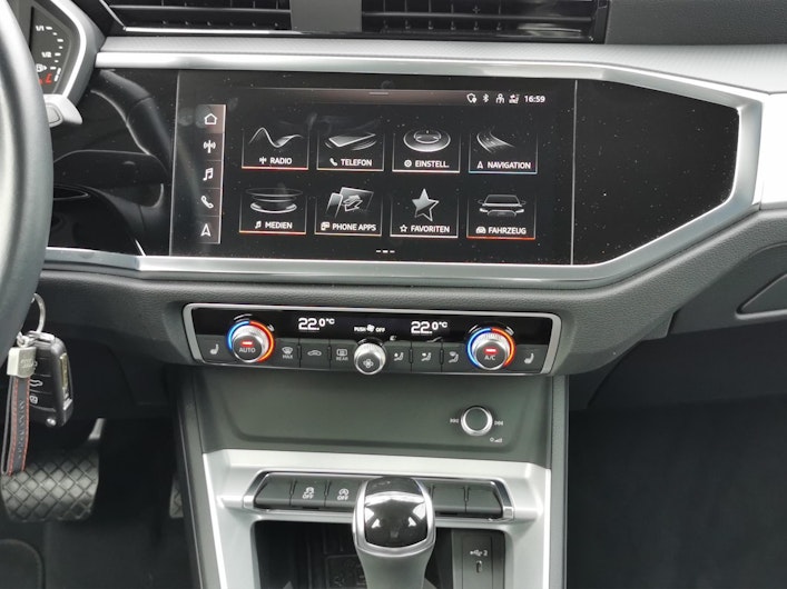 Vehicle image AUDI Q3