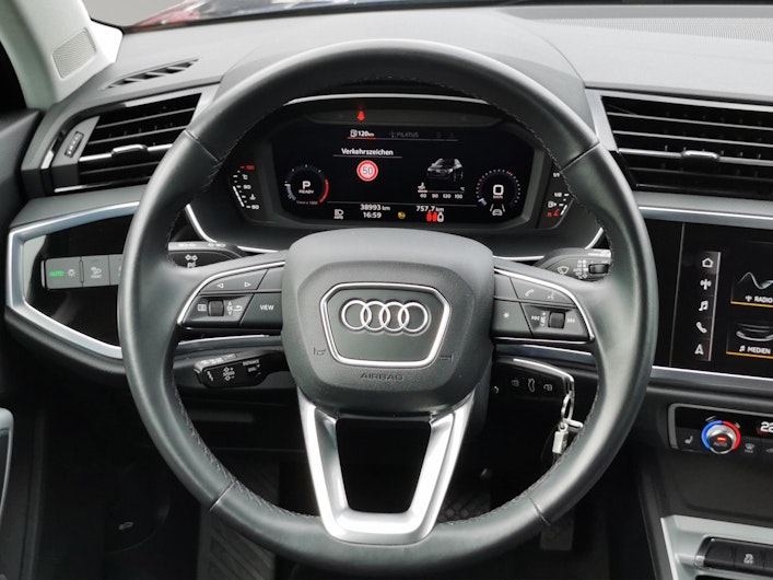 Vehicle image AUDI Q3