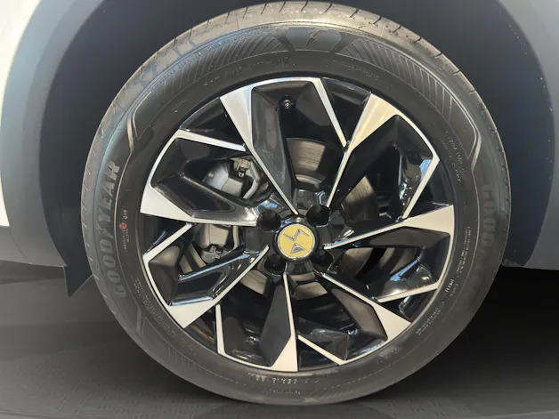 DS Automobiles 3 Crossback 1.2 Hybrid Jules Verne