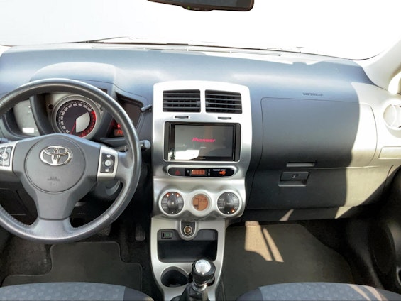 Vehicle image 4