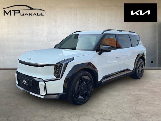 First vehicle image