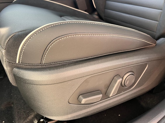 Vehicle image 16 Vehicle image 16