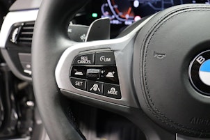 Vehicle image BMW 520d xDrive paddles Touring