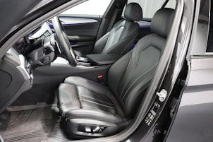 Vehicle image BMW 520d xDrive paddles Touring