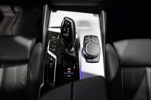 Vehicle image BMW 520d xDrive paddles Touring