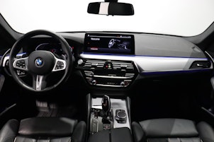 Vehicle image BMW 520d xDrive paddles Touring