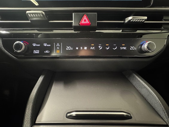 Vehicle image 18 Vehicle image 18