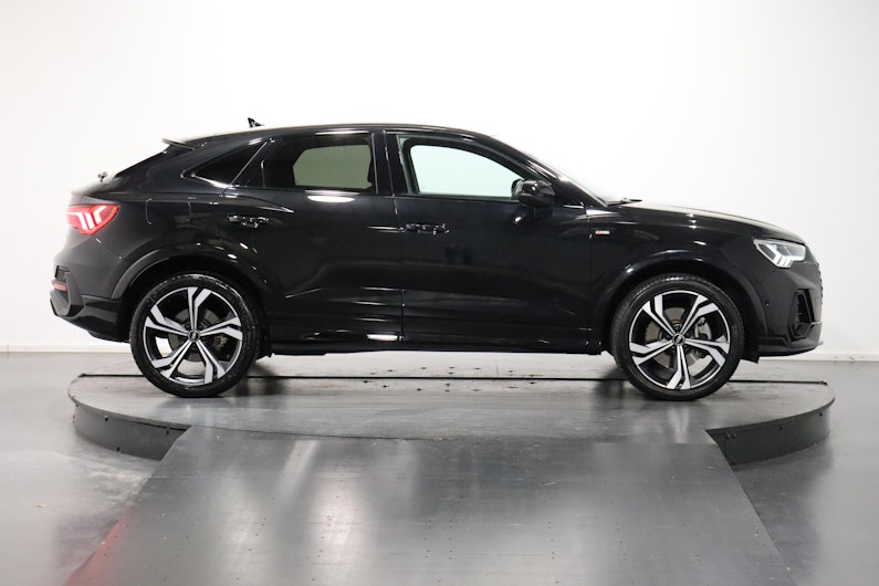 Vehicle image AUDI Q3