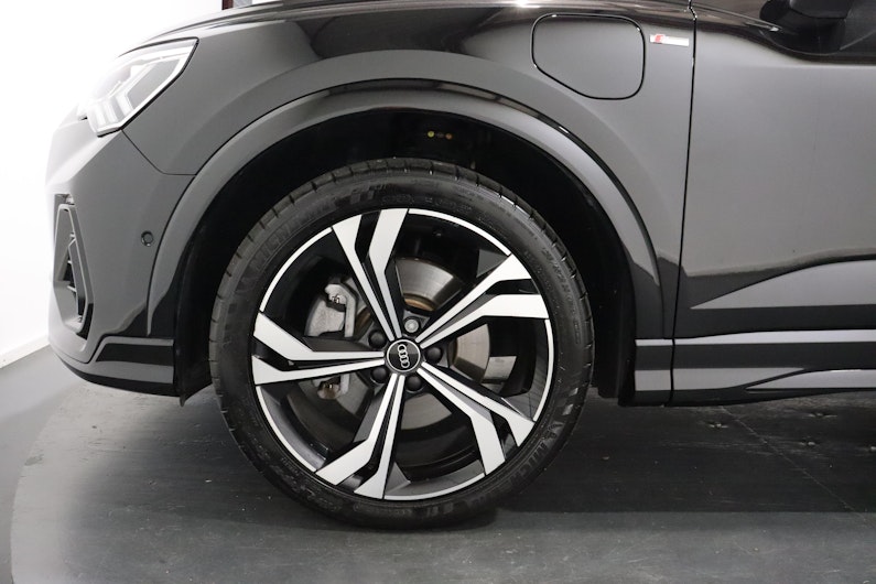 Vehicle image AUDI Q3