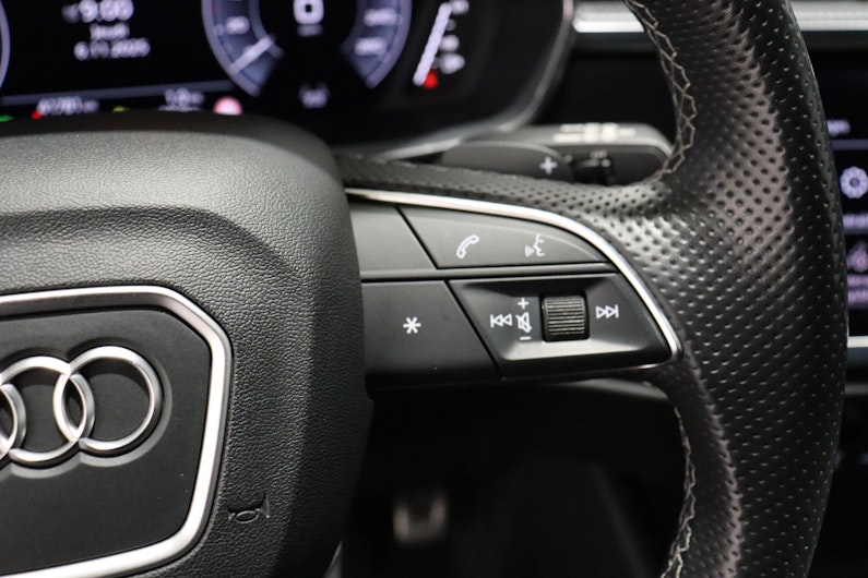 Vehicle image AUDI Q3