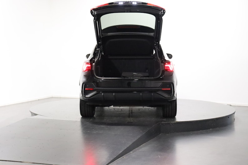 Vehicle image AUDI Q3