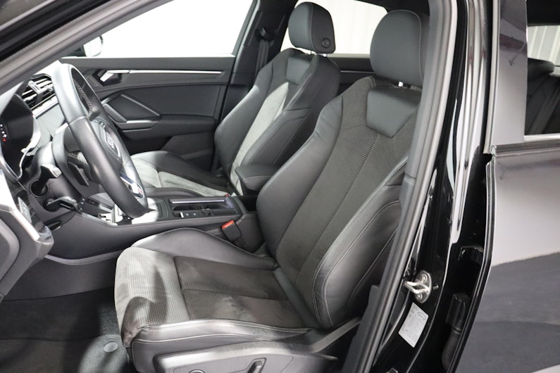 Vehicle image AUDI Q3