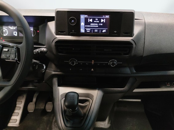 Vehicle image 14 Vehicle image 14