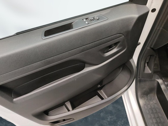 Vehicle image 16 Vehicle image 16