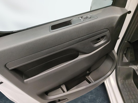 Vehicle image 16 Vehicle image 16