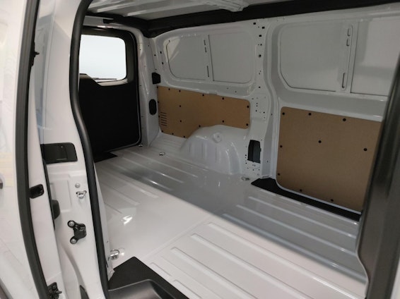 Vehicle image 17 Vehicle image 17