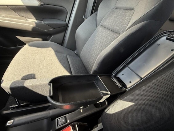 Vehicle image 17 Vehicle image 17