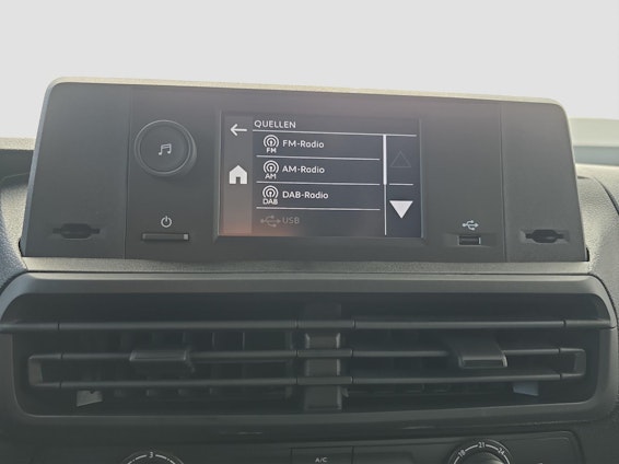 Vehicle image 17 Vehicle image 17