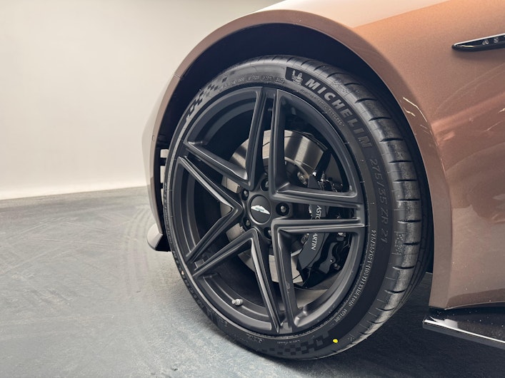 Vehicle image ASTON MARTIN V12 Vantage