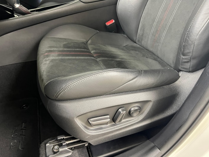 Vehicle image TOYOTA C-HR