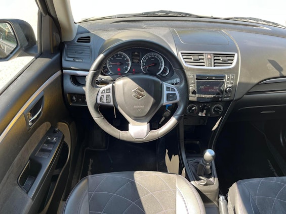 Vehicle image 4