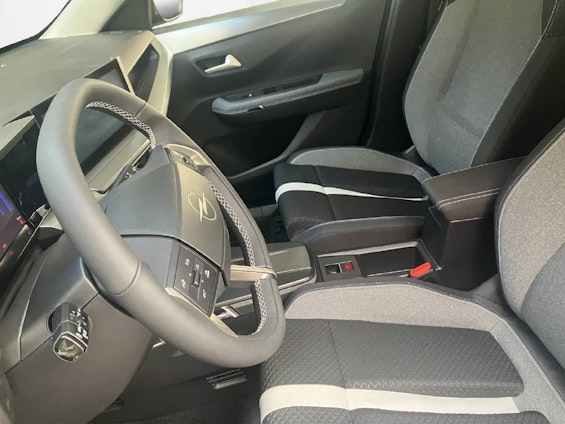 Vehicle image 4 Vehicle image 4