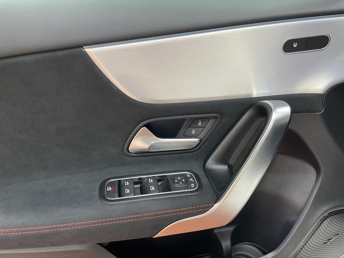 Vehicle image MERCEDES-BENZ A 180