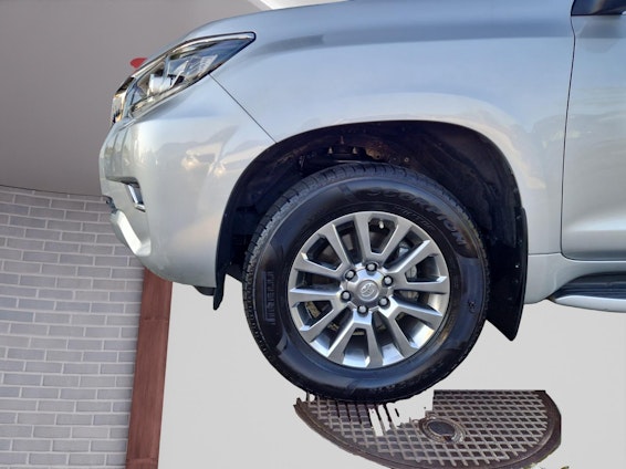 Vehicle image 6