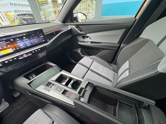 Vehicle image 14 Vehicle image 14