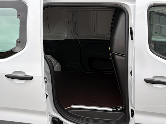 Vehicle image 6 Vehicle image 6