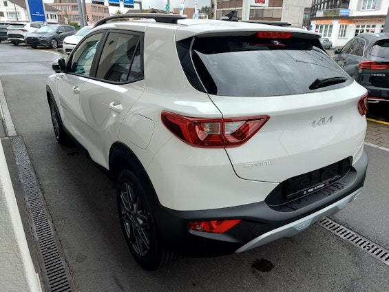 Vehicle image 17