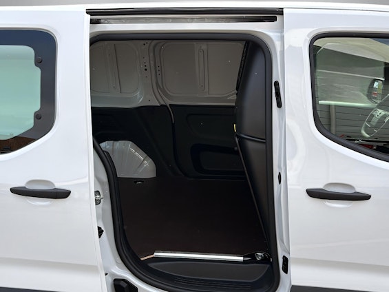 Vehicle image 6 Vehicle image 6