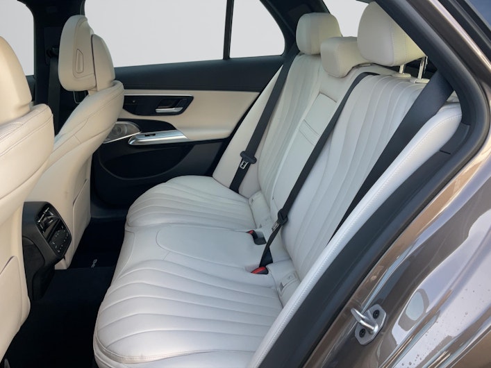 Vehicle image MERCEDES-BENZ E 300