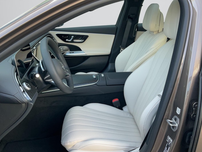 Vehicle image MERCEDES-BENZ E 300