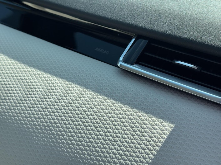 Vehicle image LAND ROVER RANGE ROVER VELAR