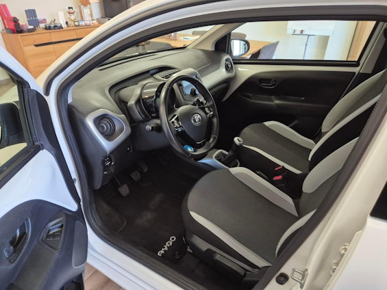 Vehicle image 5