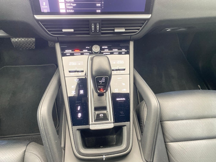 Vehicle image PORSCHE CAYENNE