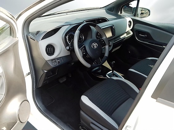Vehicle image 6