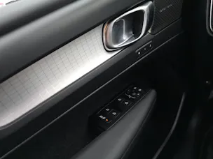 Volvo XC40 B4 Benzin Mild Hybrid AWD Momentum Geartronic