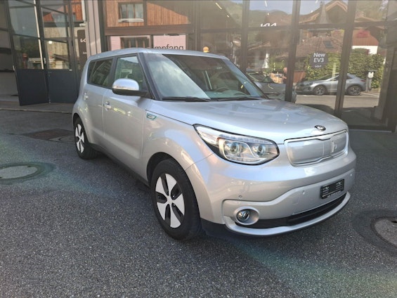 First vehicle image